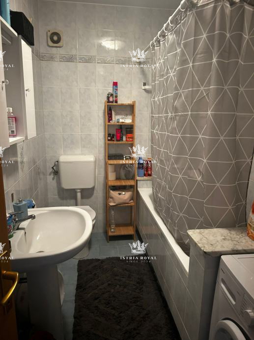 Istra, OFFERTA A BREVE TERMINE! Poreč, appartamento 71m2, 2 camere da letto + soggiorno con angolo cottura, due terrazze, ripostiglio