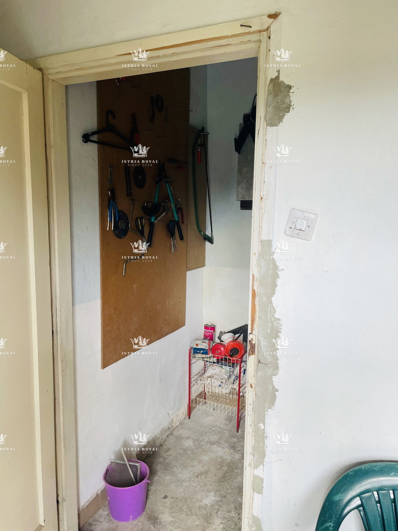 Šibenik, Gračac, casa 361m2, terreno 335m2, 2 locali commerciali, da ristrutturare