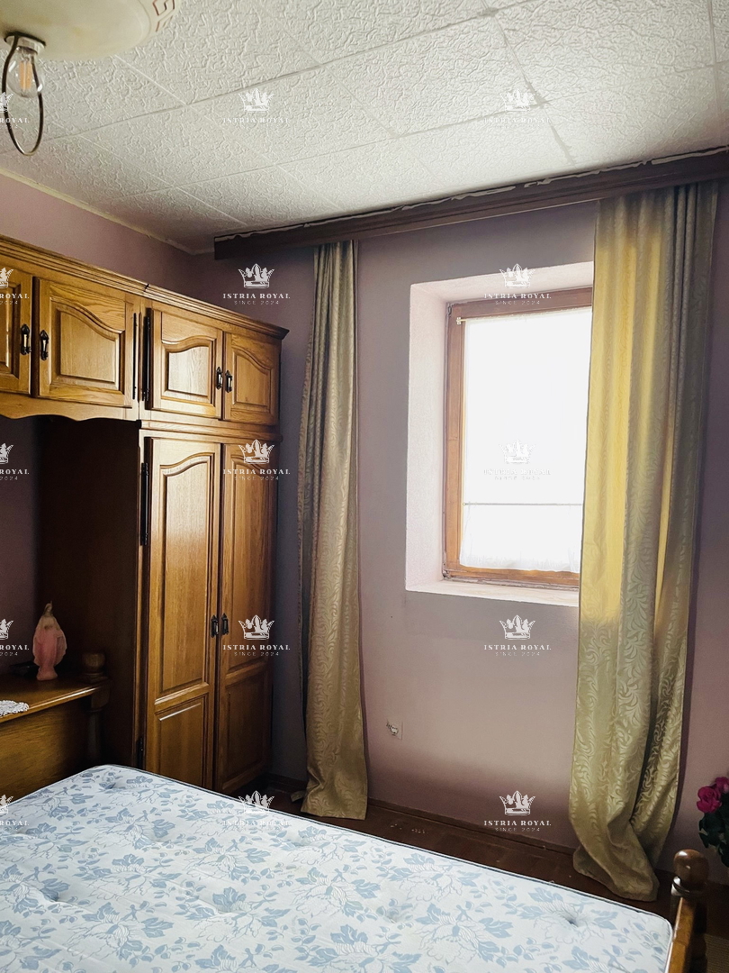 Šibenik, Gračac, casa 361m2, terreno 335m2, 2 locali commerciali, da ristrutturare