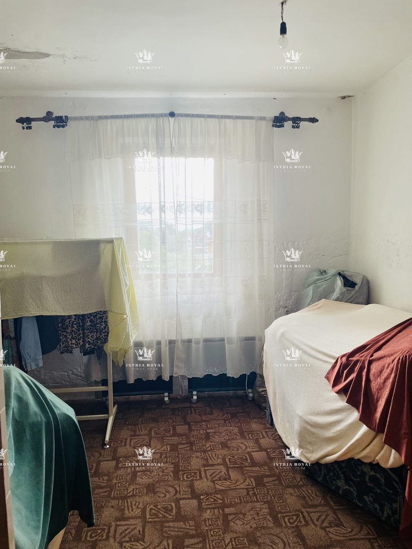 Šibenik, Gračac, casa 361m2, terreno 335m2, 2 locali commerciali, da ristrutturare