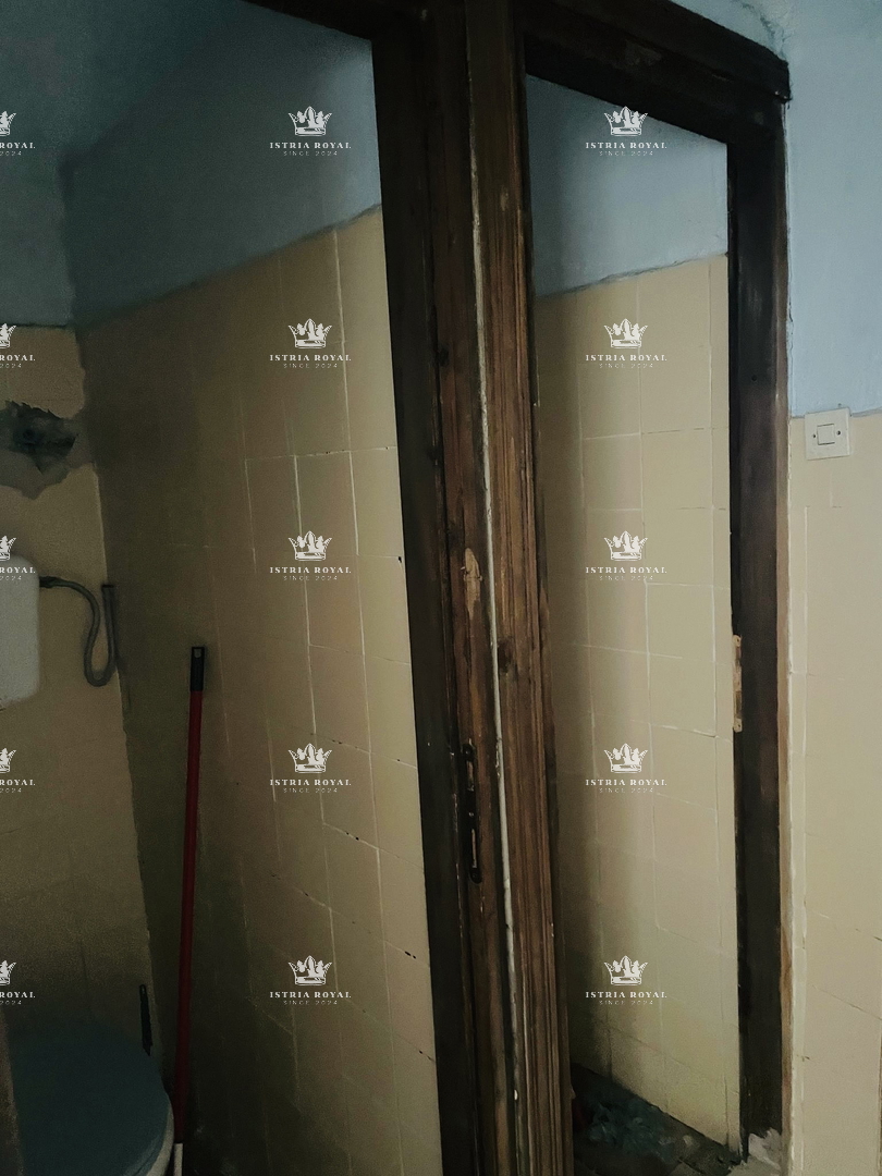 Šibenik, Gračac, casa 361m2, terreno 335m2, 2 locali commerciali, da ristrutturare