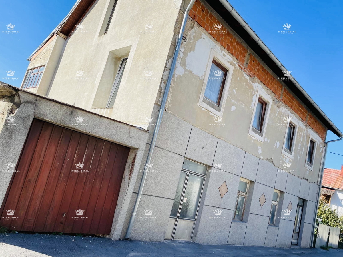 Šibenik, Gračac, casa 361m2, terreno 335m2, 2 locali commerciali, da ristrutturare