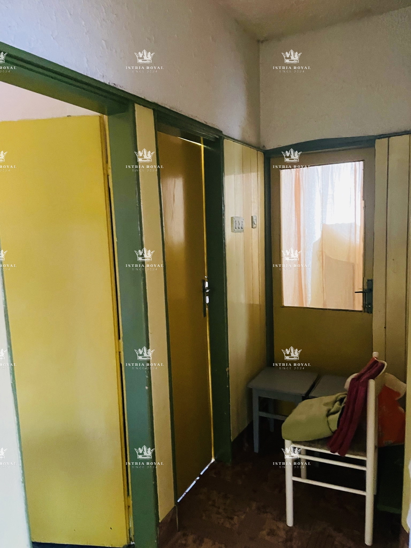 Šibenik, Gračac, casa 361m2, terreno 335m2, 2 locali commerciali, da ristrutturare