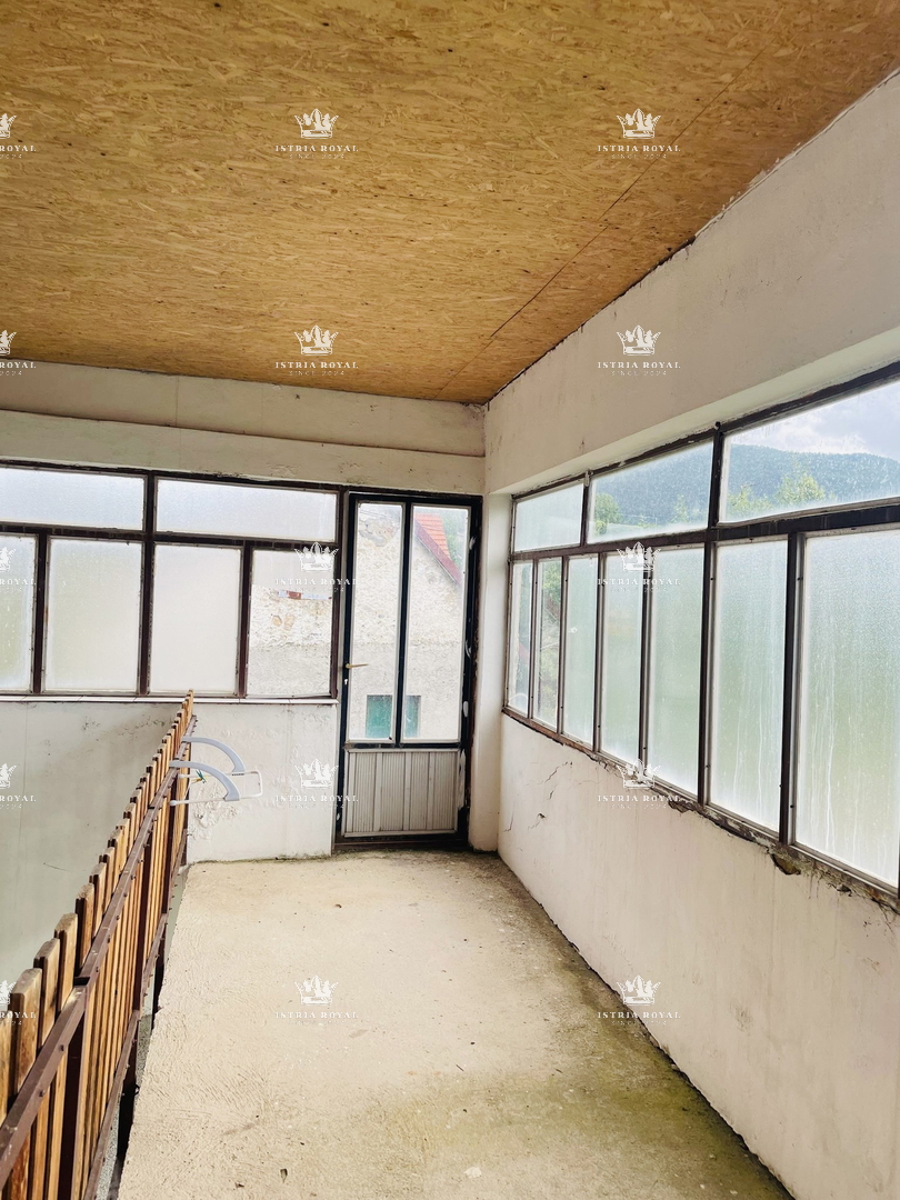 Šibenik, Gračac, casa 361m2, terreno 335m2, 2 locali commerciali, da ristrutturare