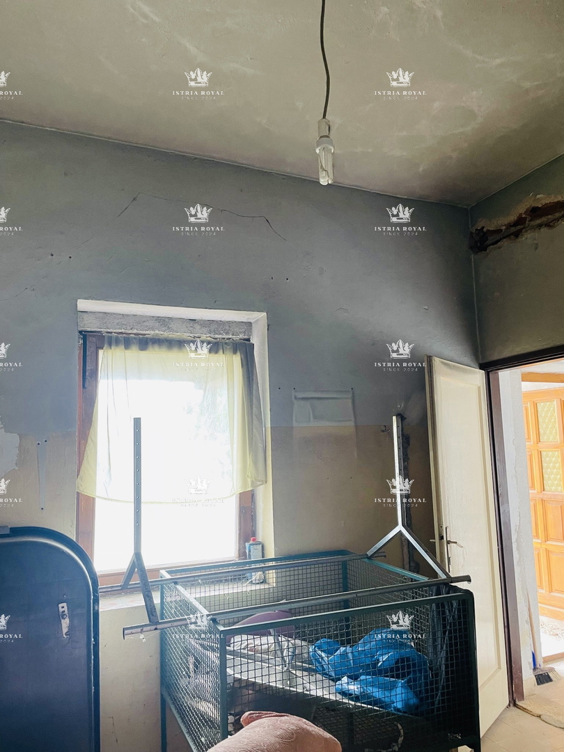 Šibenik, Gračac, casa 361m2, terreno 335m2, 2 locali commerciali, da ristrutturare