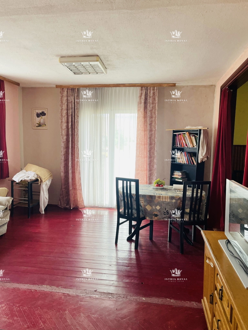 Šibenik, Gračac, casa 361m2, terreno 335m2, 2 locali commerciali, da ristrutturare