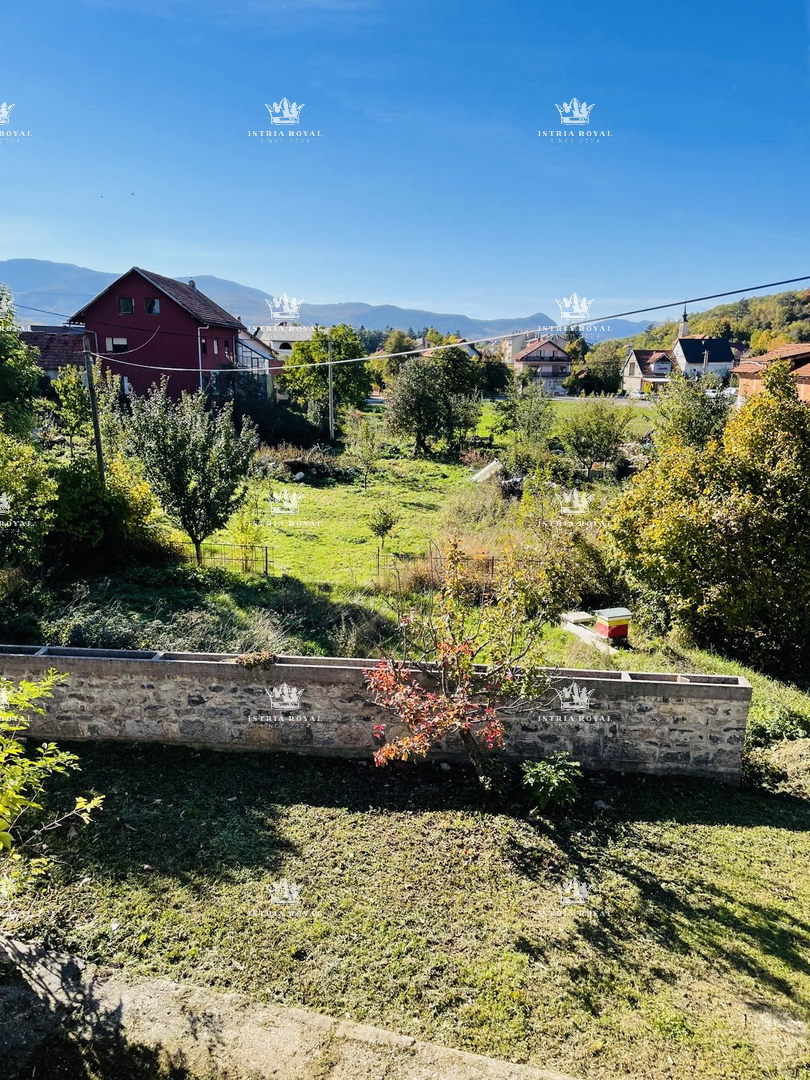 Šibenik, Gračac, casa 361m2, terreno 335m2, 2 locali commerciali, da ristrutturare