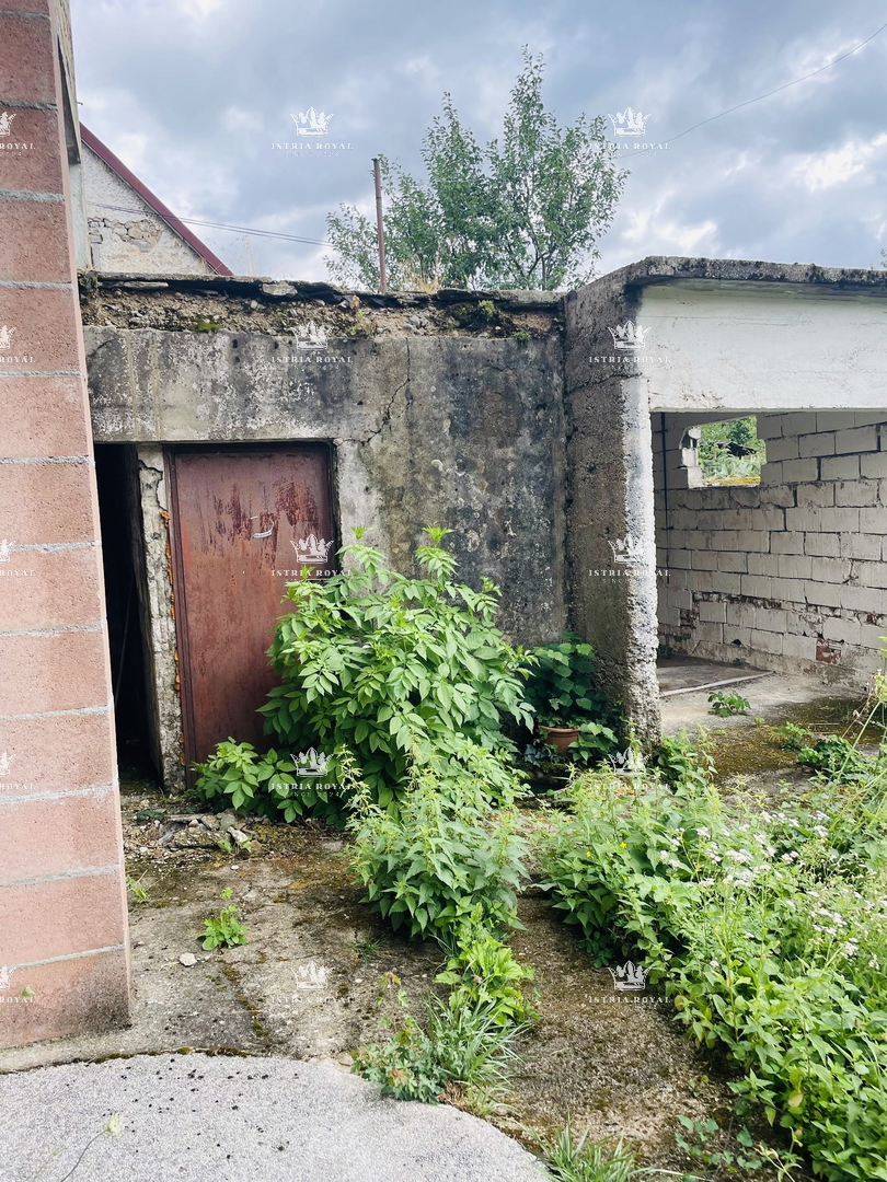 Šibenik, Gračac, casa 361m2, terreno 335m2, 2 locali commerciali, da ristrutturare