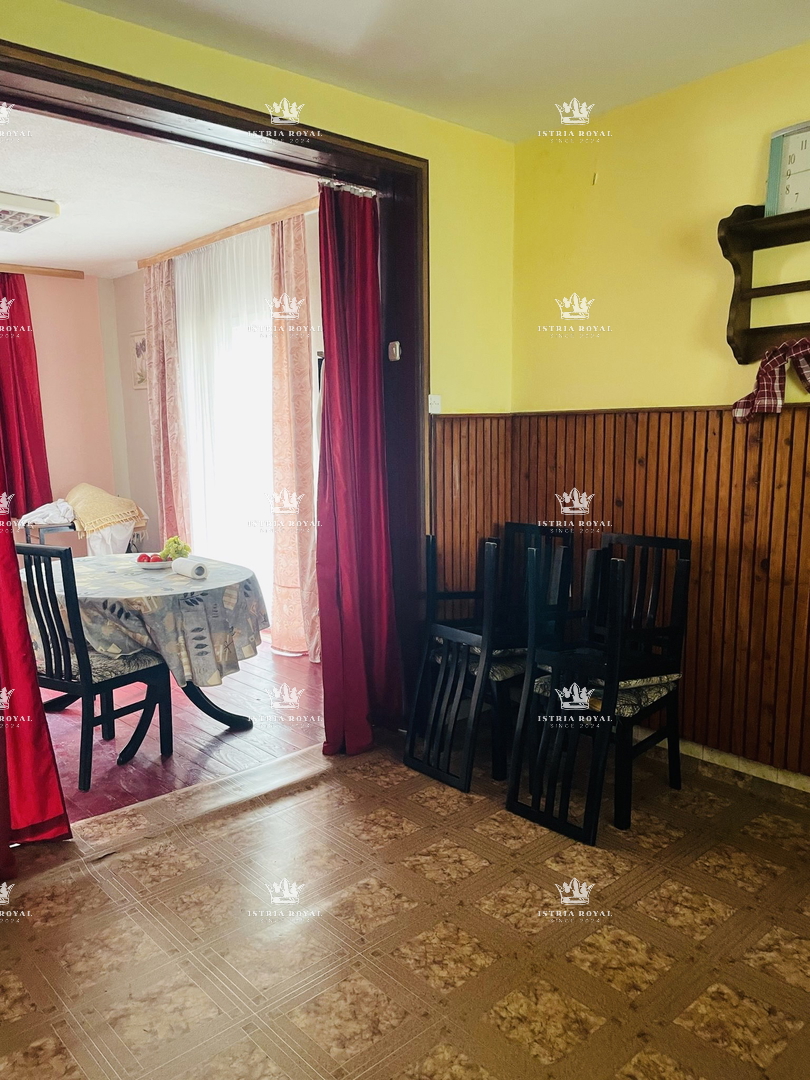 Šibenik, Gračac, casa 361m2, terreno 335m2, 2 locali commerciali, da ristrutturare