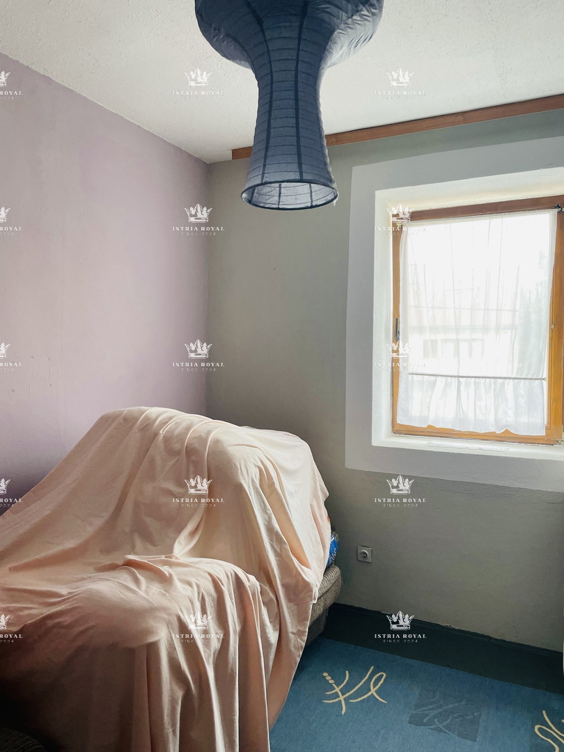 Šibenik, Gračac, casa 361m2, terreno 335m2, 2 locali commerciali, da ristrutturare