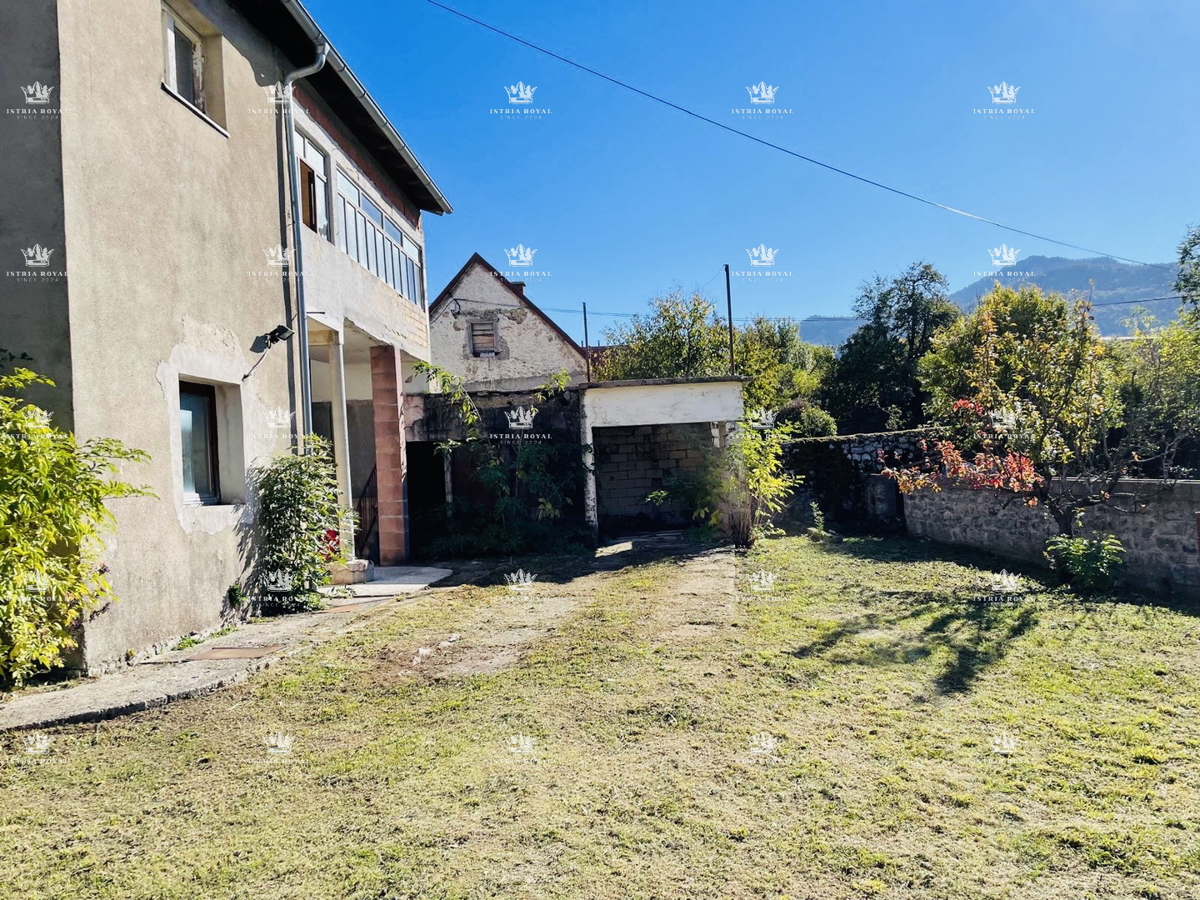 Šibenik, Gračac, casa 361m2, terreno 335m2, 2 locali commerciali, da ristrutturare