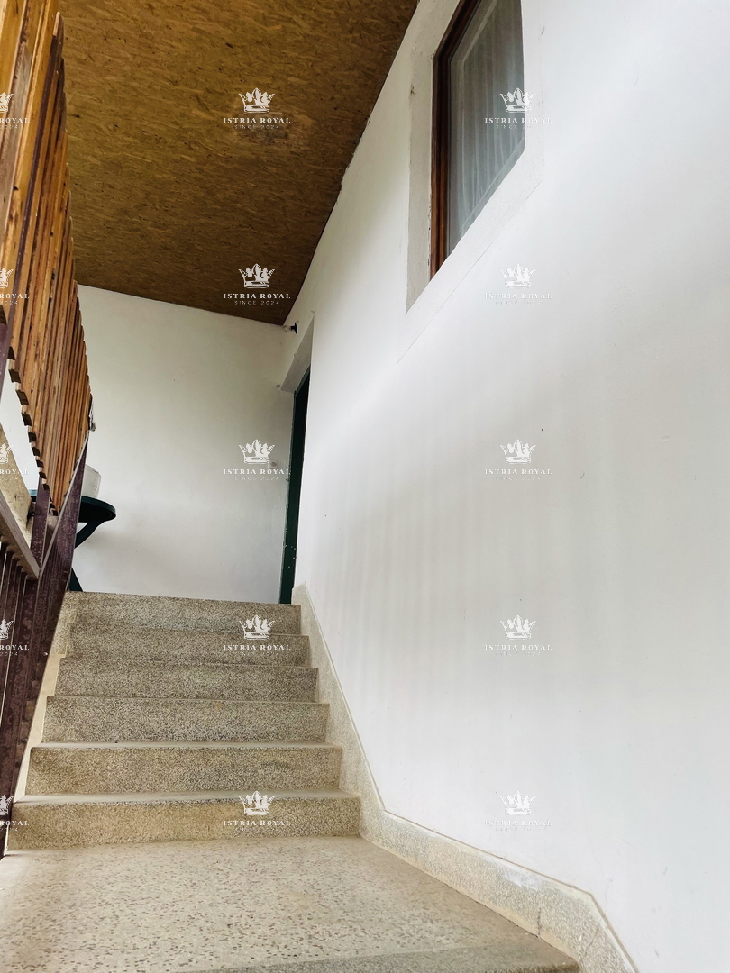 Šibenik, Gračac, casa 361m2, terreno 335m2, 2 locali commerciali, da ristrutturare