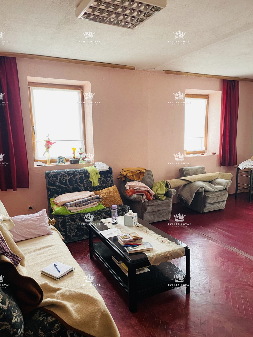 Šibenik, Gračac, casa 361m2, terreno 335m2, 2 locali commerciali, da ristrutturare