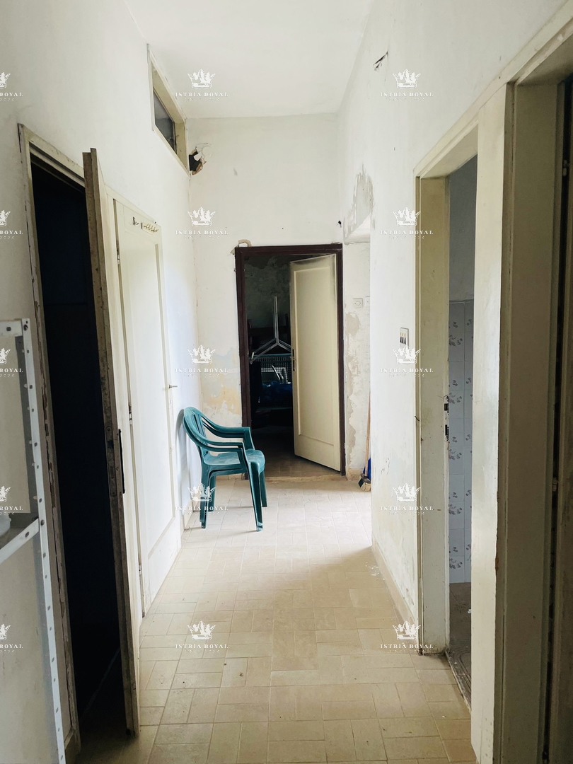 Šibenik, Gračac, casa 361m2, terreno 335m2, 2 locali commerciali, da ristrutturare