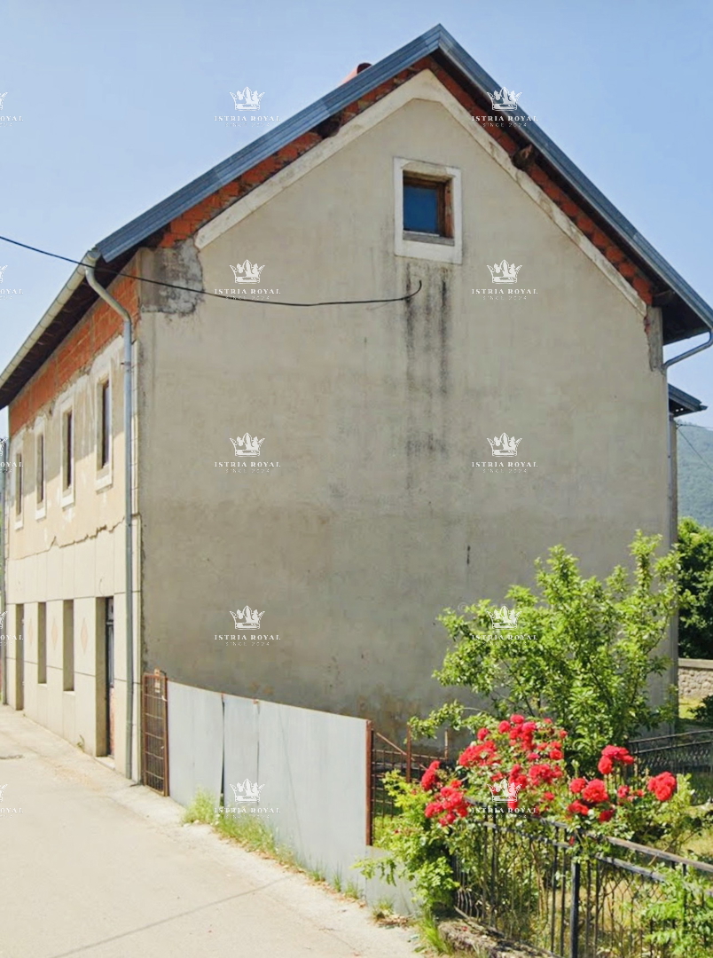 Šibenik, Gračac, casa 361m2, terreno 335m2, 2 locali commerciali, da ristrutturare