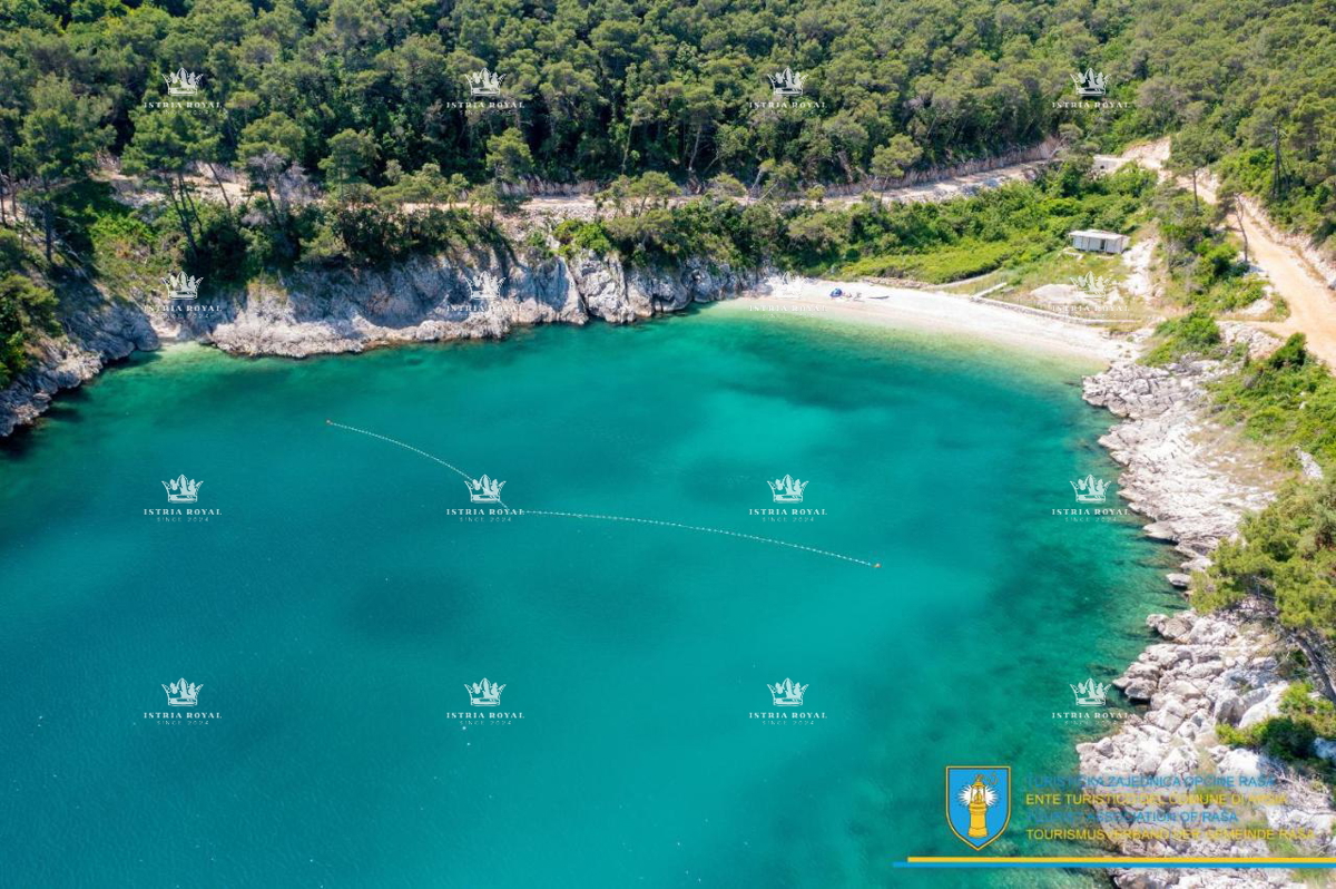 Istria, Labin, Skitača, vendita di una villa con piscina, vista mare.