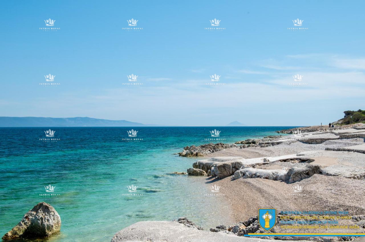 Istria, Labin, Skitača, vendita di una villa con piscina, vista mare.