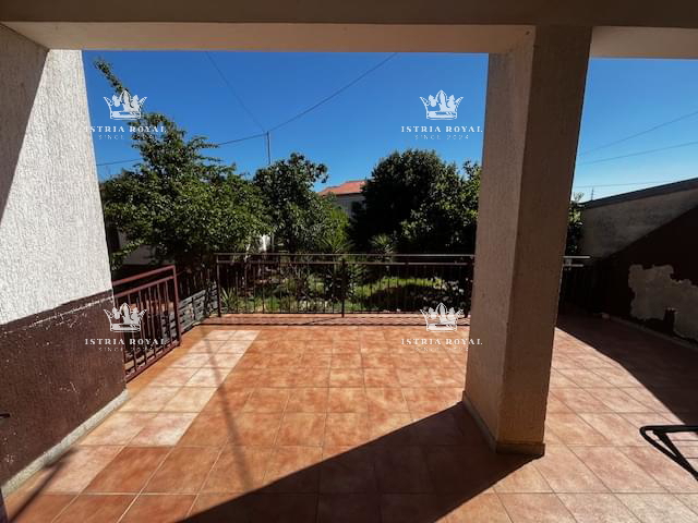 Istra, Pula, vendita di una casa con spazio commerciale di 70m2.