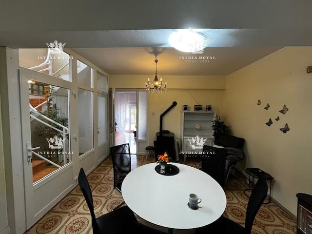 Istra, Pula, vendita di una casa con spazio commerciale di 70m2.