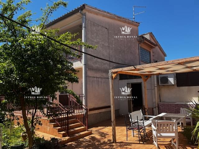 Istra, Pula, vendita di una casa con spazio commerciale di 70m2.