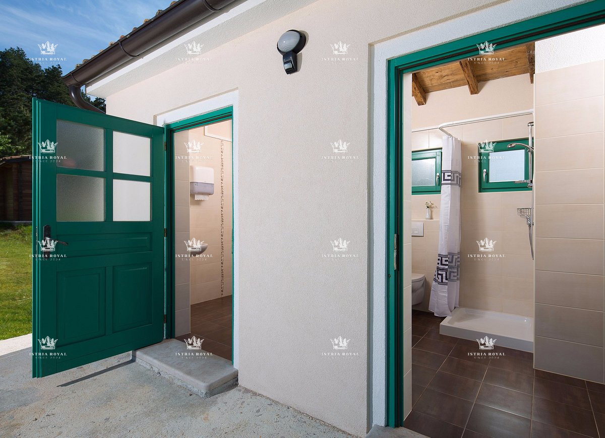 Istria, Motovun, vendita resort, hotel, ristorante, appartamenti, campeggio, due piscine, jacuzzi, con possibilità di costruzione, zona T3, investimento.