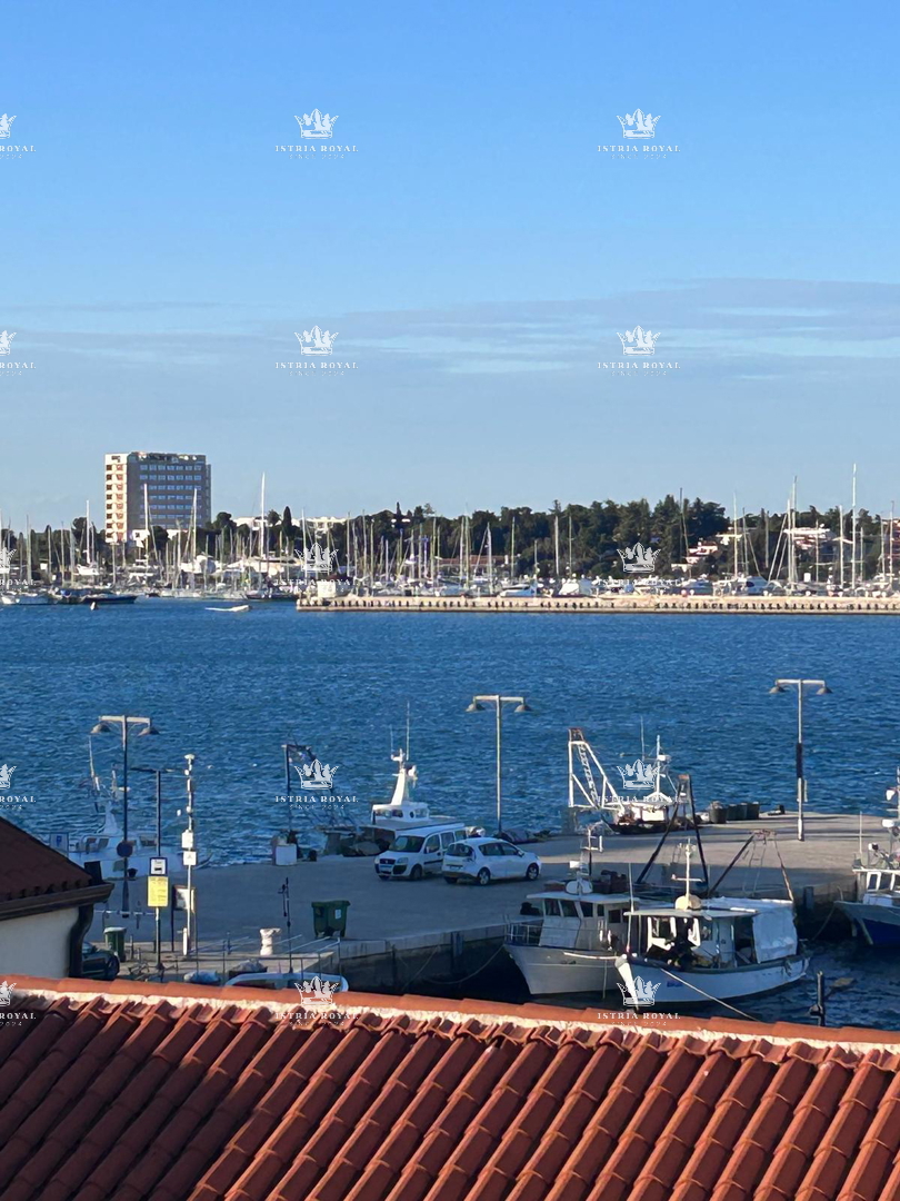 Vendita, Istria, Umago – Centro città, 2 appartamenti, 137 m², 40 m dal mare.