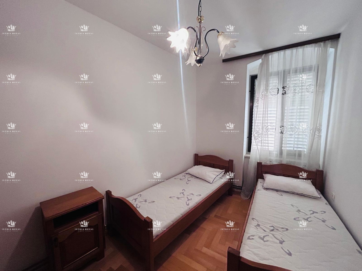 Vendita, Istria, Umago – Centro città, 2 appartamenti, 137 m², 40 m dal mare.