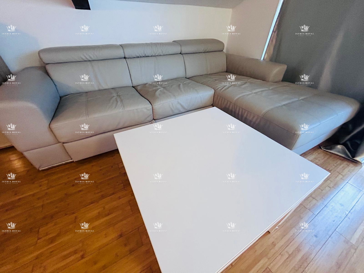 Vendita, Istria, Umago – Centro città, 2 appartamenti, 137 m², 40 m dal mare.