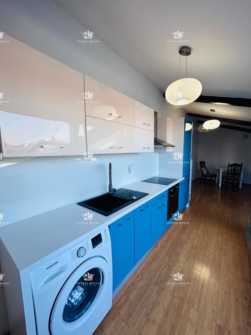 Vendita, Istria, Umago – Centro città, 2 appartamenti, 137 m², 40 m dal mare.