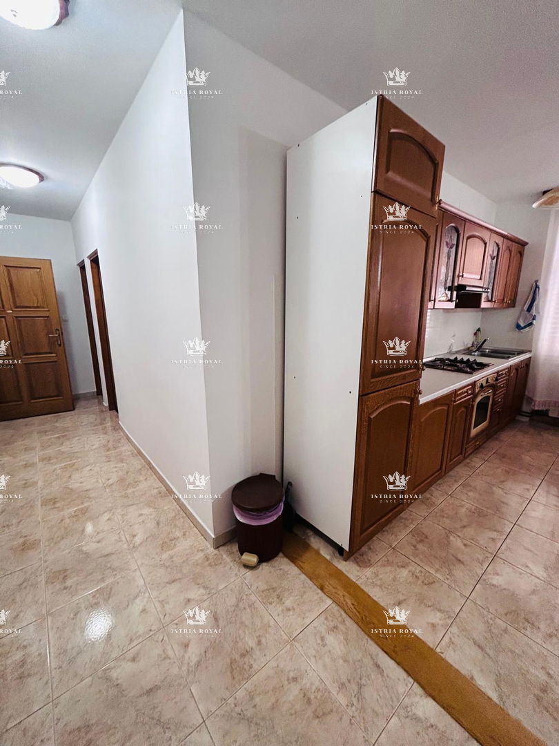 Vendita, Istria, Umago – Centro città, 2 appartamenti, 137 m², 40 m dal mare.