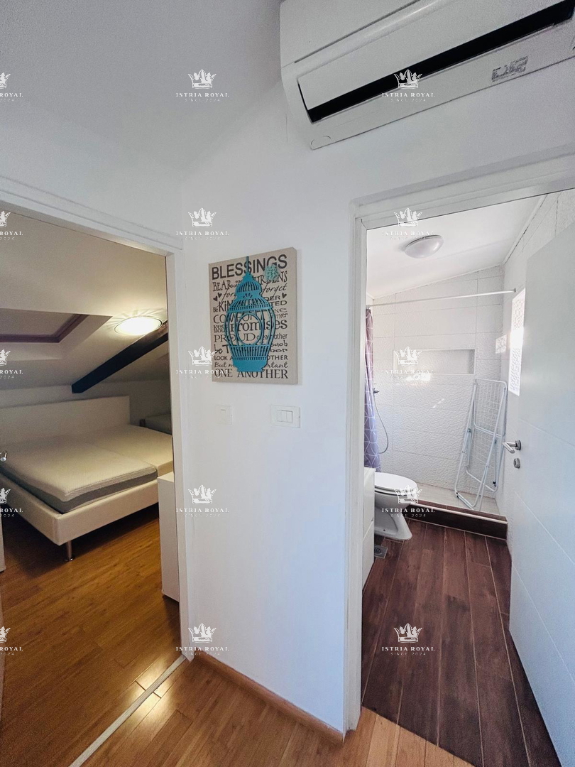 Vendita, Istria, Umago – Centro città, 2 appartamenti, 137 m², 40 m dal mare.