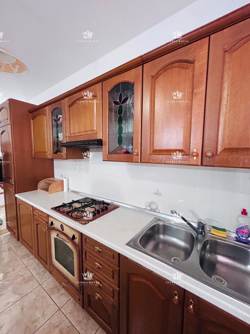 Vendita, Istria, Umago – Centro città, 2 appartamenti, 137 m², 40 m dal mare.