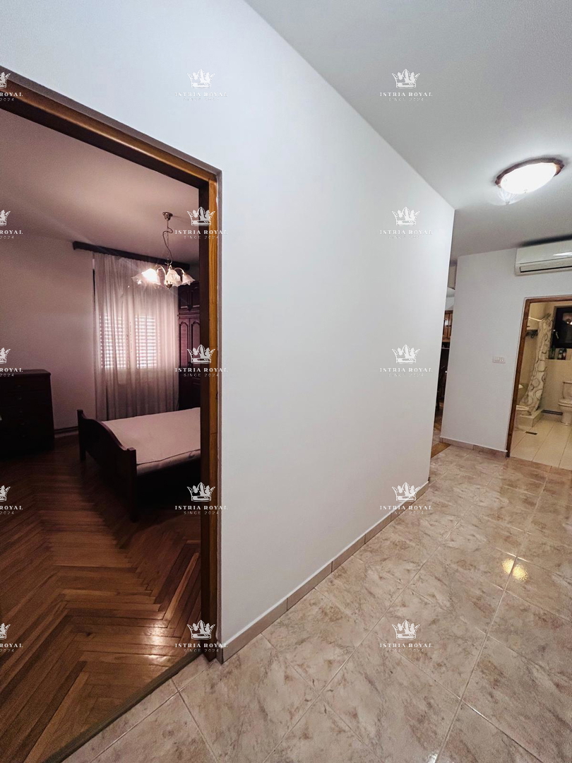 Vendita, Istria, Umago – Centro città, 2 appartamenti, 137 m², 40 m dal mare.