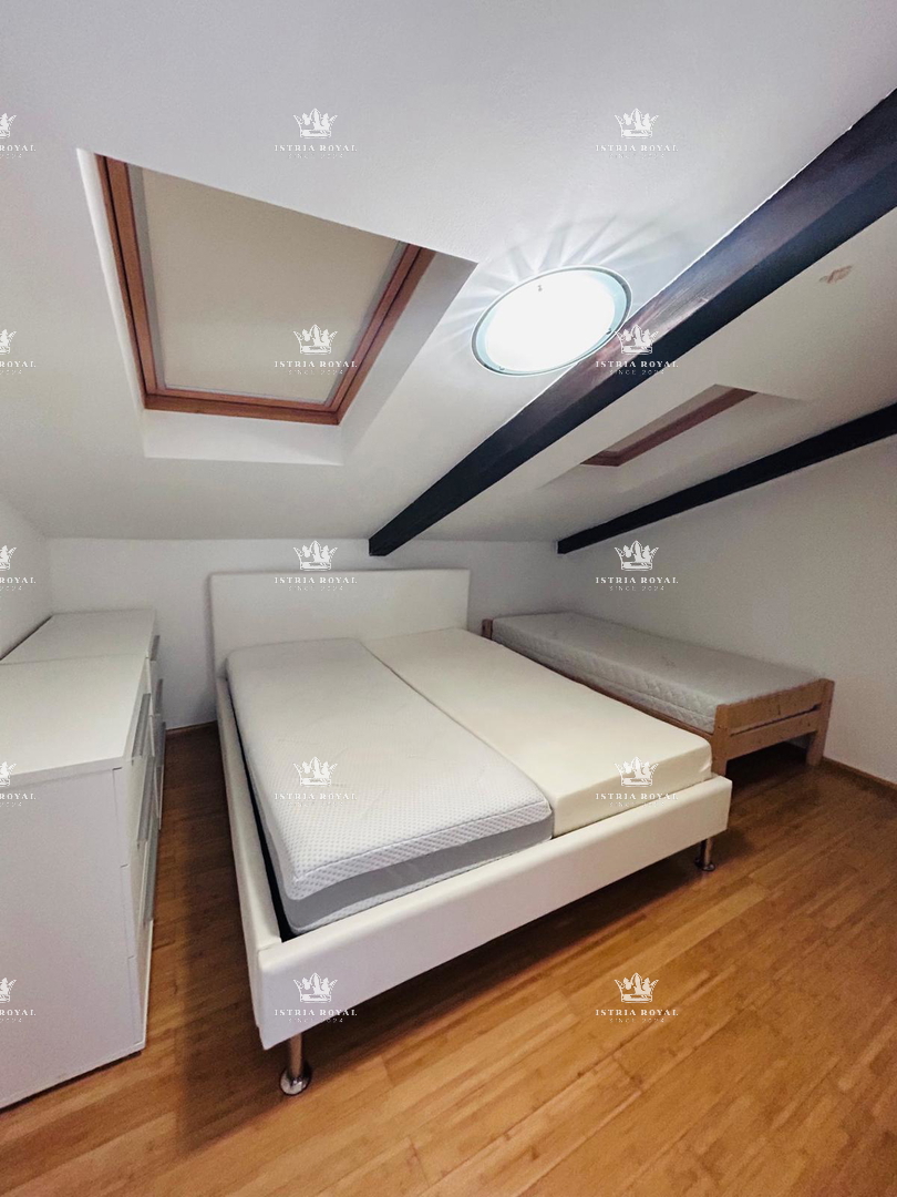 Vendita, Istria, Umago – Centro città, 2 appartamenti, 137 m², 40 m dal mare.