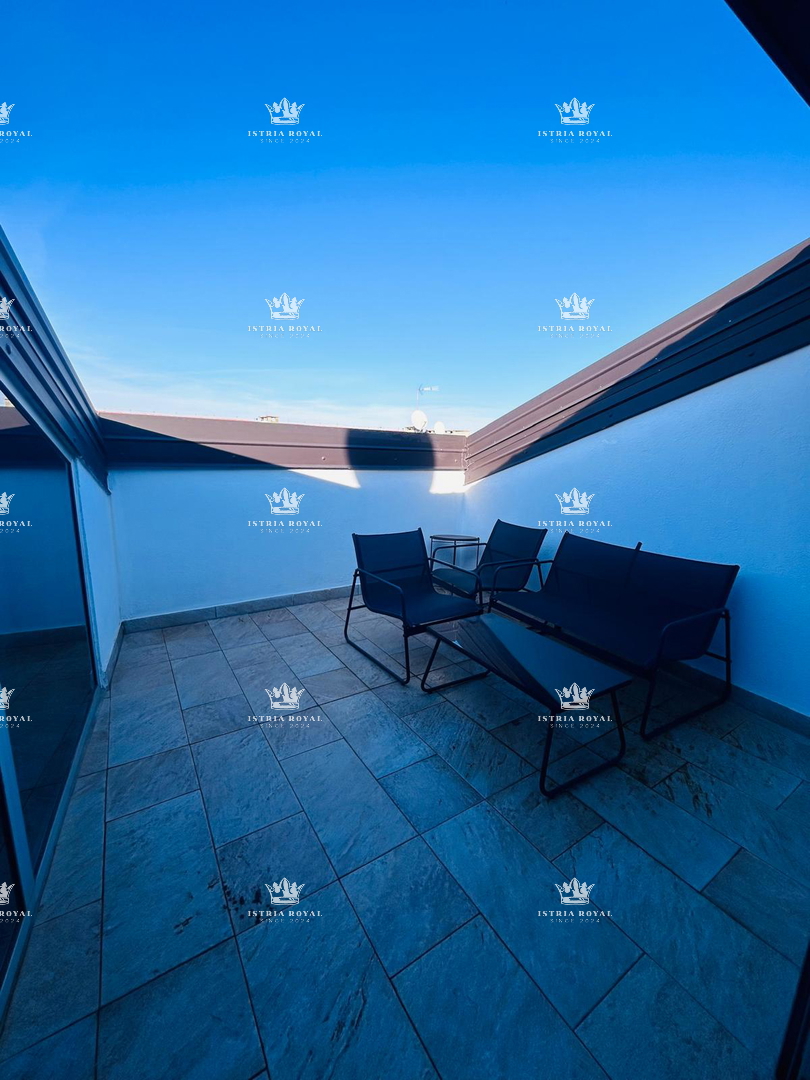 Vendita, Istria, Umago – Centro città, 2 appartamenti, 137 m², 40 m dal mare.