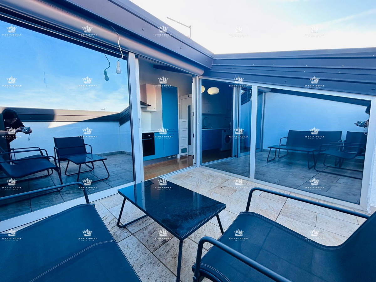 Vendita, Istria, Umago – Centro città, 2 appartamenti, 137 m², 40 m dal mare.