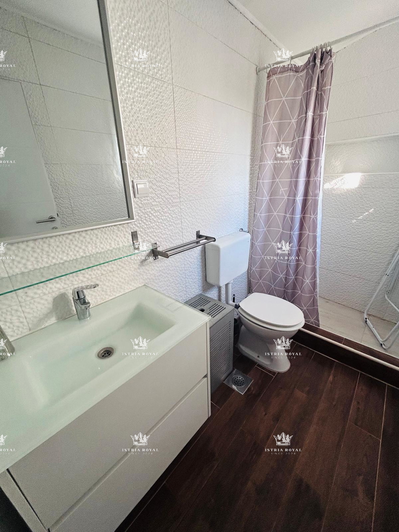 Vendita, Istria, Umago – Centro città, 2 appartamenti, 137 m², 40 m dal mare.