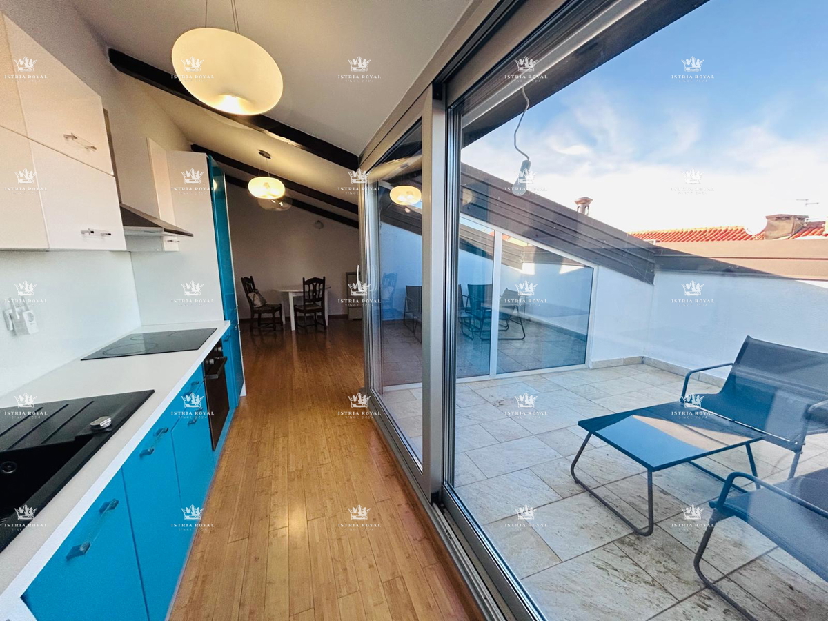 Vendita, Istria, Umago – Centro città, 2 appartamenti, 137 m², 40 m dal mare.