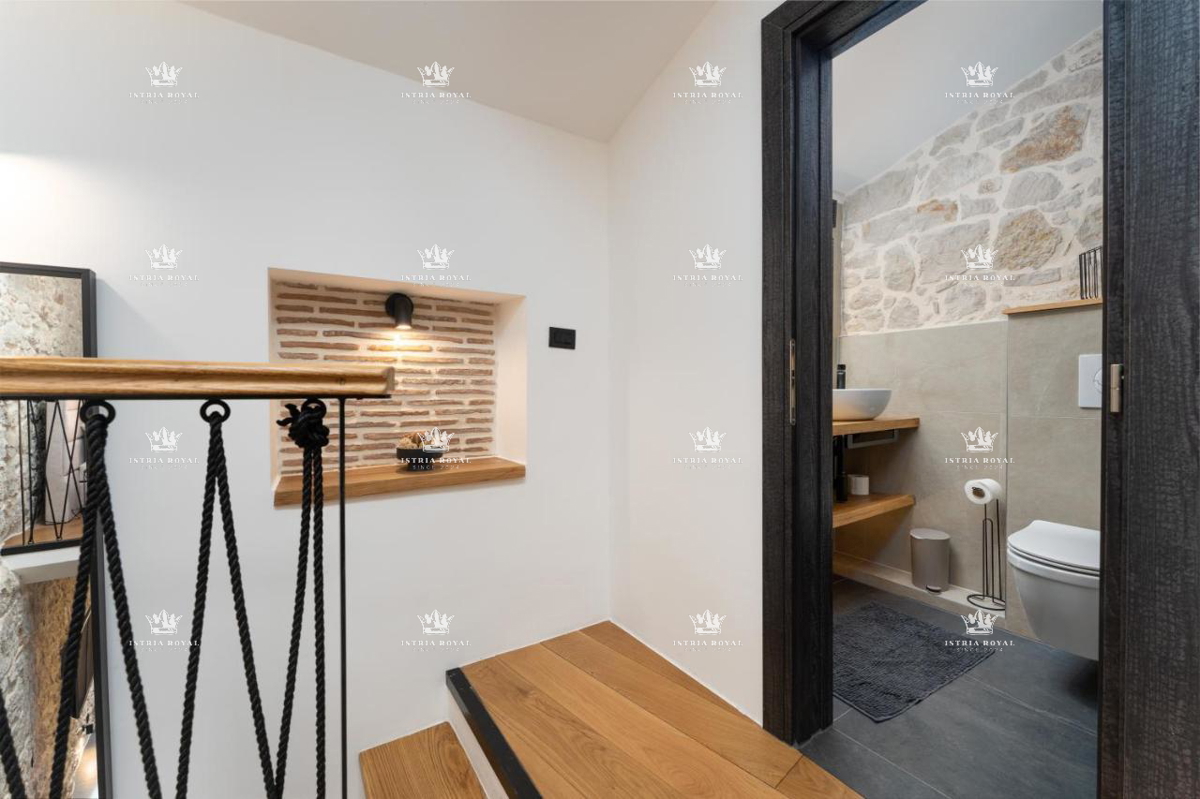🏡 CASA IN PIETRA NEL CENTRO DI VRSAR – INVESTIMENTO IDEALE! 🏖️
