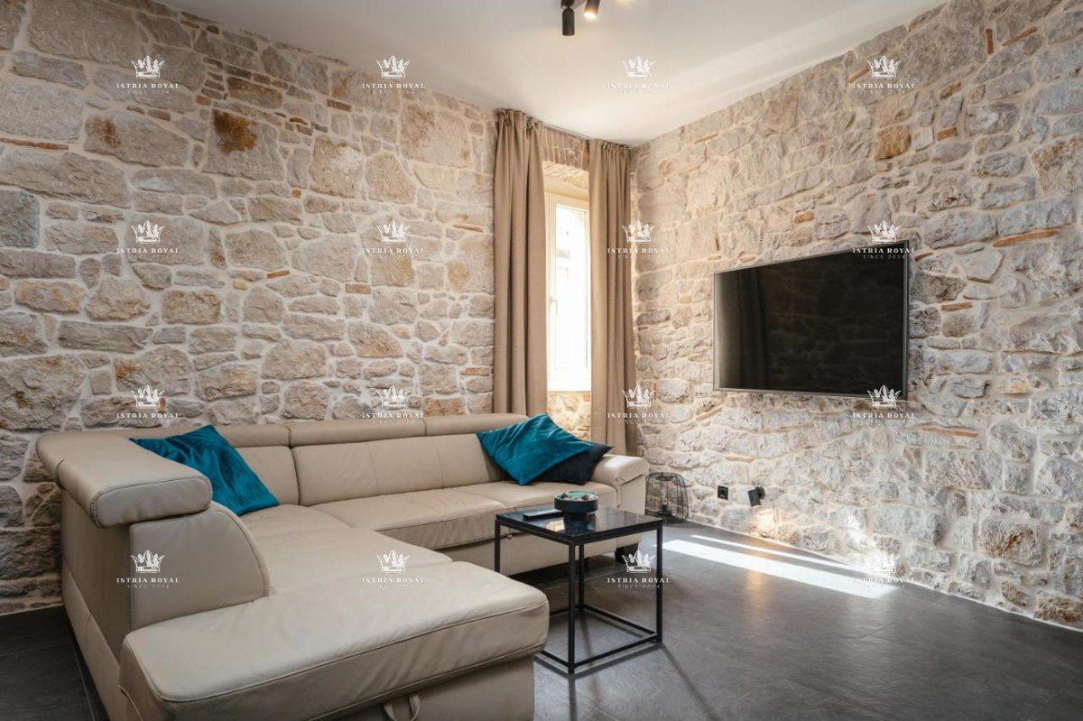 🏡 CASA IN PIETRA NEL CENTRO DI VRSAR – INVESTIMENTO IDEALE! 🏖️