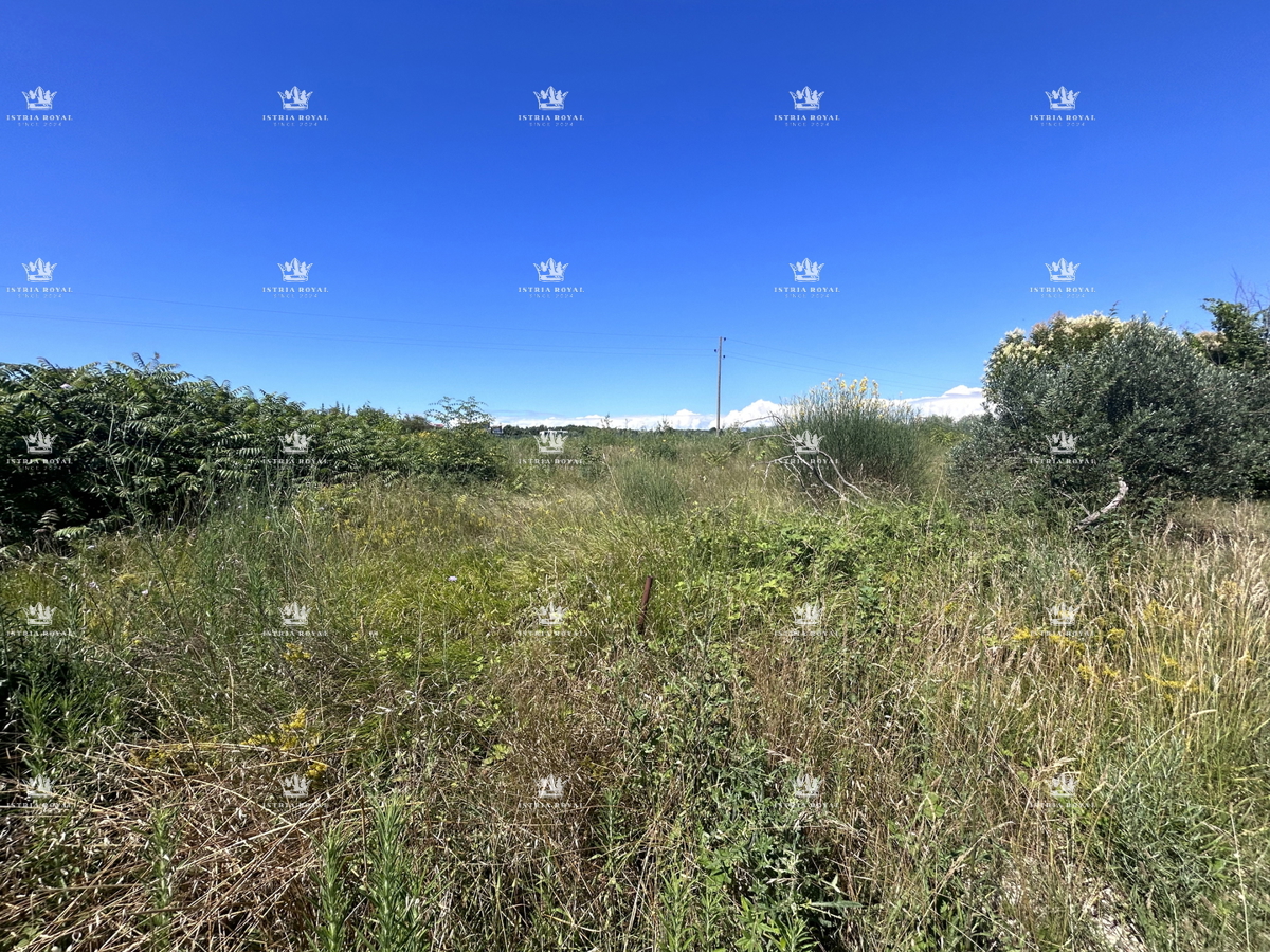 Istria, Zambratija, vendita di terreno edificabile di 1160m2, costruzione di sei appartamenti, 400m dal mare.