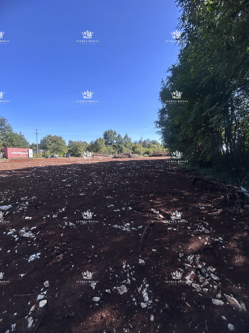 Terreno edificabile 2.938 m² + terreno agricolo 2.812 m² e terreno boschivo 1.557 m² nelle vicinanze di Pazin – Istria, Zabrežani, in vendita!