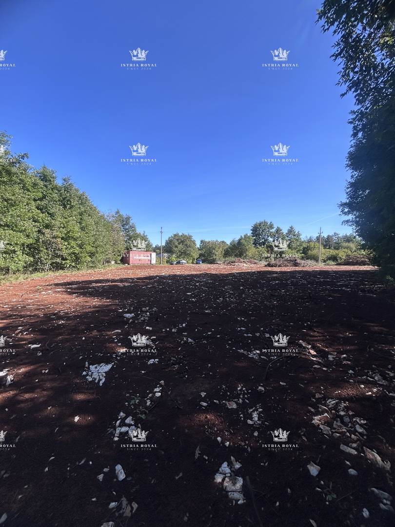 Terreno edificabile 2.938 m² + terreno agricolo 2.812 m² e terreno boschivo 1.557 m² nelle vicinanze di Pazin – Istria, Zabrežani, in vendita!