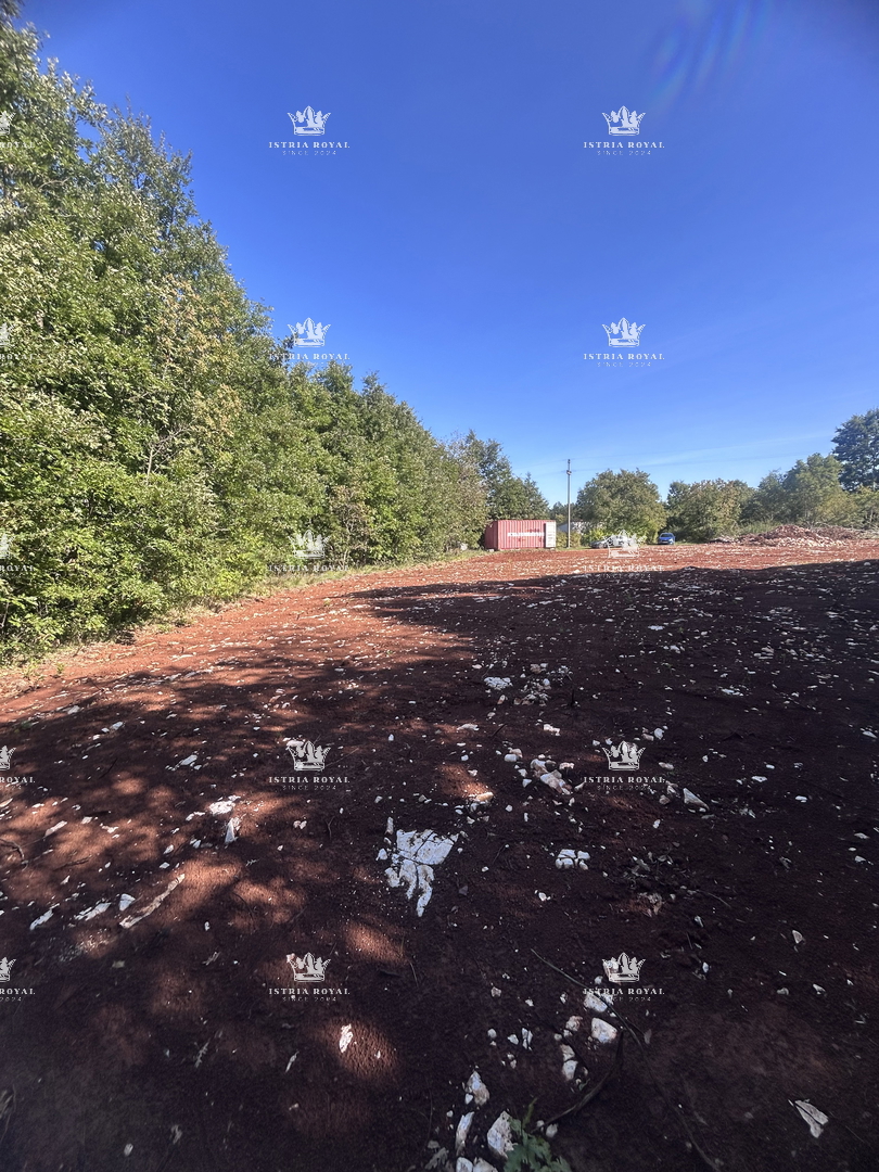 Terreno edificabile 2.938 m² + terreno agricolo 2.812 m² e terreno boschivo 1.557 m² nelle vicinanze di Pazin – Istria, Zabrežani, in vendita!