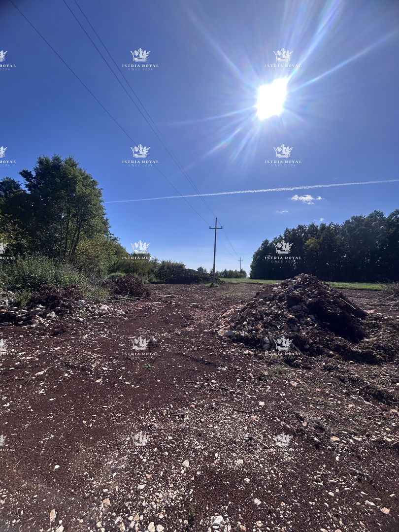 Terreno edificabile 2.938 m² + terreno agricolo 2.812 m² e terreno boschivo 1.557 m² nelle vicinanze di Pazin – Istria, Zabrežani, in vendita!