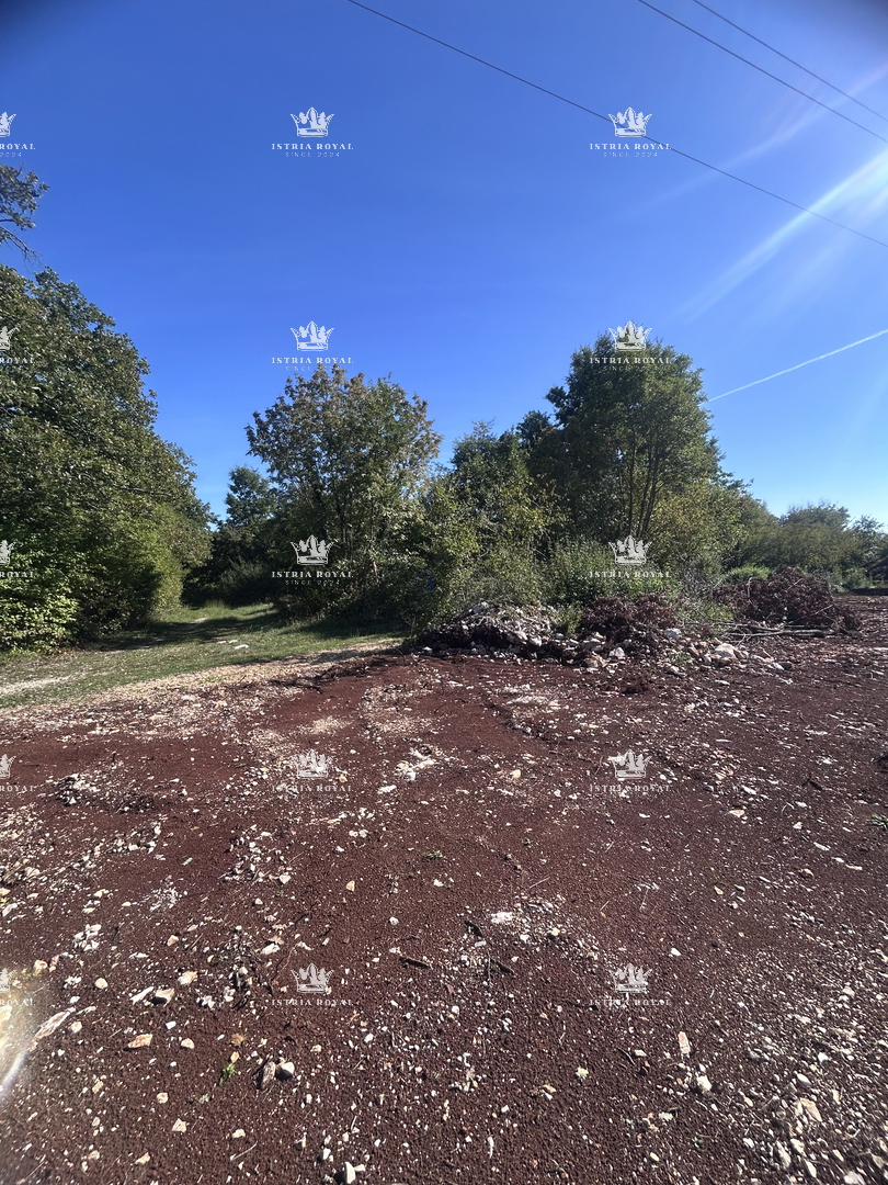 Terreno edificabile 2.938 m² + terreno agricolo 2.812 m² e terreno boschivo 1.557 m² nelle vicinanze di Pazin – Istria, Zabrežani, in vendita!