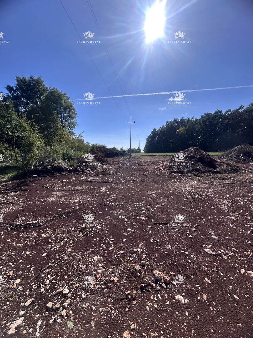 Terreno edificabile 2.938 m² + terreno agricolo 2.812 m² e terreno boschivo 1.557 m² nelle vicinanze di Pazin – Istria, Zabrežani, in vendita!