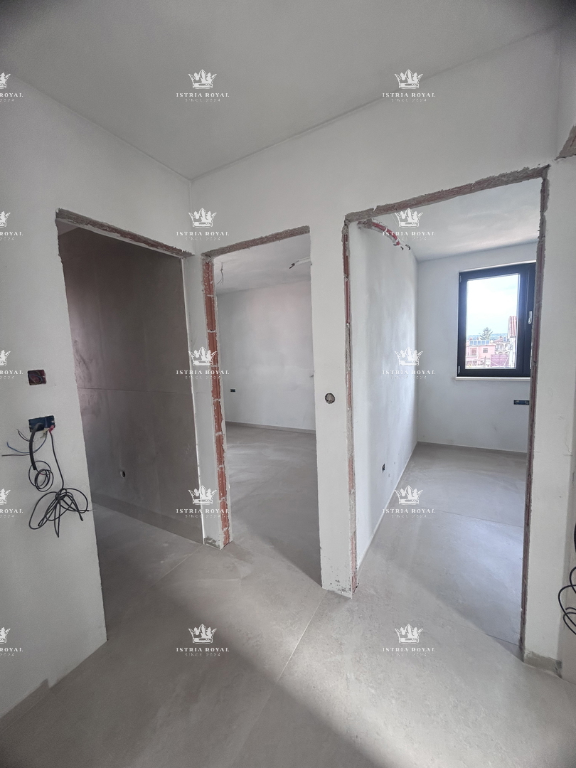 Vendita appartamento Umago – 2 camere da letto + soggiorno con angolo cottura, terrazza 13m², vista mare, parcheggio – posizione tranquilla, vicino alla spiaggia, Istria.