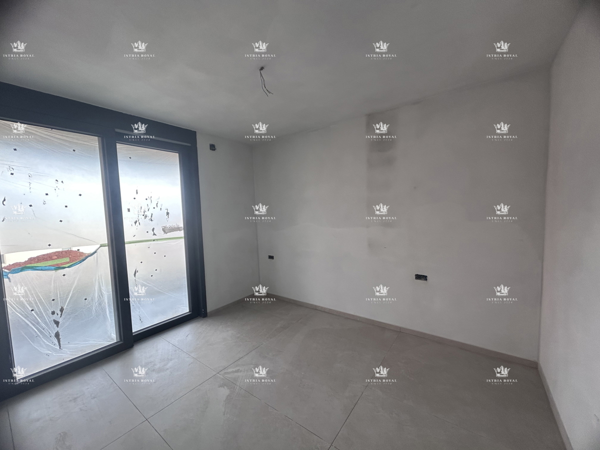 Vendita appartamento Umago – 2 camere da letto + soggiorno con angolo cottura, terrazza 13m², vista mare, parcheggio – posizione tranquilla, vicino alla spiaggia, Istria.