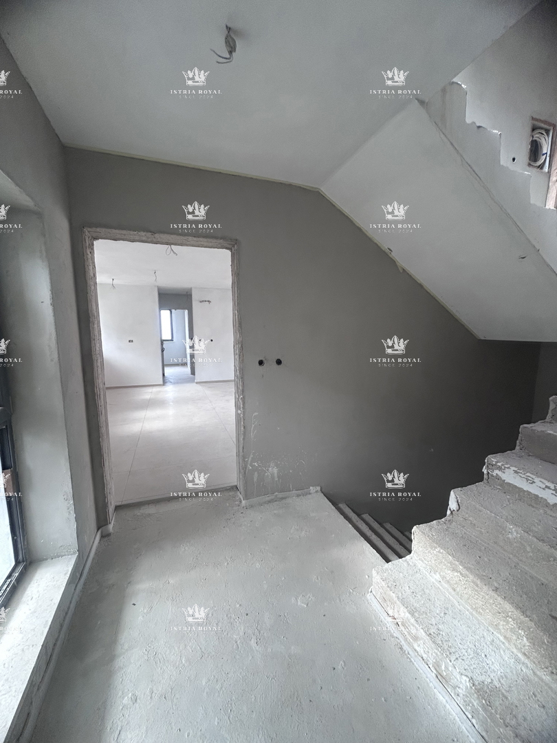 Vendita appartamento Umago – 2 camere da letto + soggiorno con angolo cottura, terrazza 13m², vista mare, parcheggio – posizione tranquilla, vicino alla spiaggia, Istria.